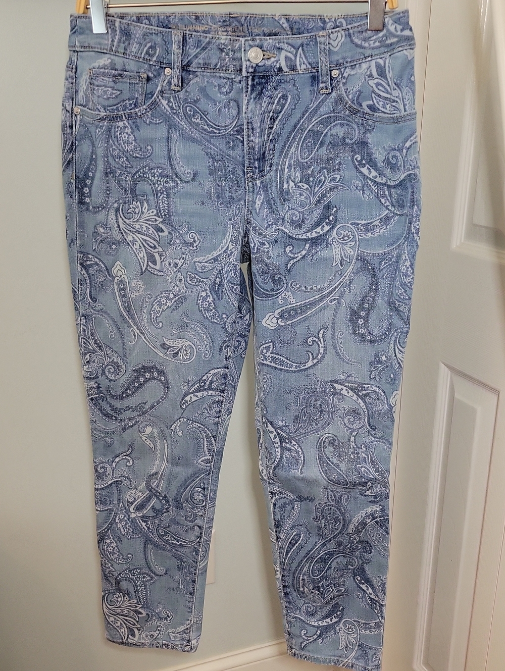 Chicos So Slimming Girlfiend Light Blue Paisley Print Jeans SZ 6 / 8 Petite (1)